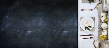 Şükran günü yer ayar set mini beyaz kabaklar ve kır çiçekleri ile sonbahar için kopya alanı için oda boş arka plan afiş üzerinde bir tatil masada.