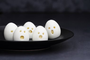 Çocuklar için eğlenceli yemek. Katı pişmiş hayalet ghoul yumurta Halloween partiler için mükemmel. Şeker alternatif. Yumurta levha kenarında tarih seçici odak ile alan sığ derinliği.