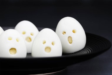 Çocuklar için eğlenceli yemek. Katı pişmiş hayalet ghoul yumurta Halloween partiler için mükemmel. Şeker alternatif. Yumurta levha kenarında tarih seçici odak ile alan sığ derinliği.