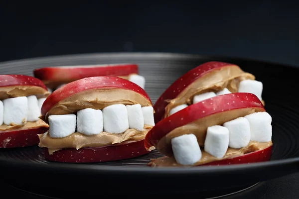 Comida Divertida Para Crianças Boca Maçã Halloween Cheia Manteiga Amendoim — Fotografia de Stock