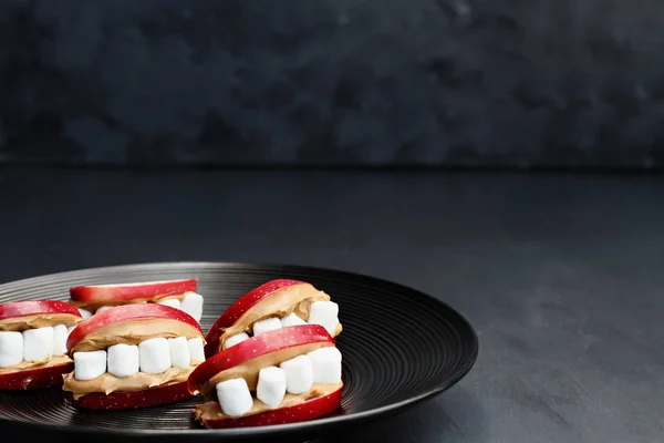 Comida Divertida Para Crianças Boca Maçã Halloween Cheia Manteiga Amendoim — Fotografia de Stock