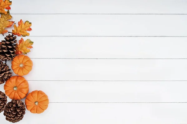 Rusztikus Őszi Háttérben Őszi Levelek Fenyőtobozok Mini Sütőtök Szabad Másol — Stock Fotó