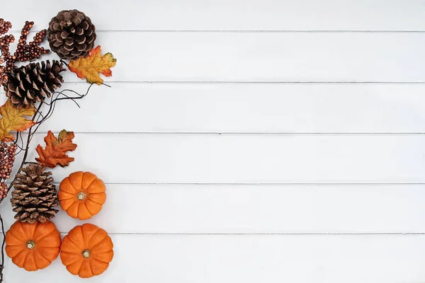 Daling Van Rustieke Achtergrond Van Herfstbladeren Dennenappels Pompoenen Van Mini — Stockfoto