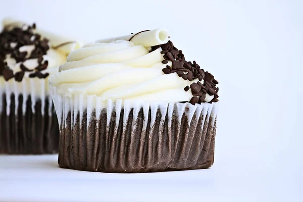 Hübsche Cupcake Mit Schokoladengeschmack Und Buttercremeglasur Dekoriert Mit Weißen Schokoladenlocken — Stockfoto