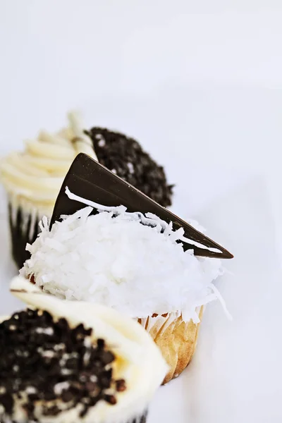 Bonito Cupcake Esmerilado Coco Decorado Con Una Cuña Chocolate Negro — Foto de Stock