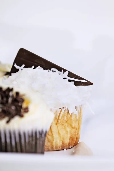 Pretty Coconut Frosted Cupcake Decorated Wedge Dark Chocolate Extreme Shallow — Stock Photo, Image