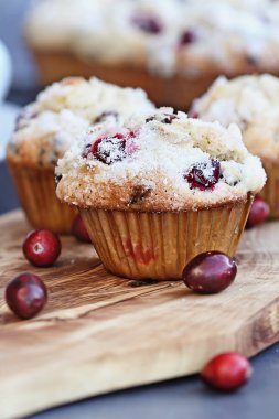 Yabanmersini Muffins limon şeker gevşek çilek ile bir rustik kesme tahtası üzerinde tepesi ile. Muffin ön planda tarih seçici odak ile alan aşırı sığ derinliği.