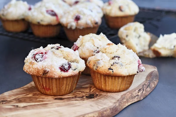 Muffins Arando Com Açúcar Limão Cima Uma Tábua Corte Rústica — Fotografia de Stock