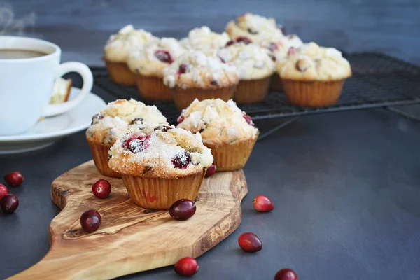 Cranberry Muffins Trä Skärbräda Med Mer Kylning Bagare Rack Extremt — Stockfoto