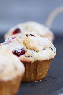 Yabanmersini Muffins limon şeker Tepsi hizmet mazisi rustik tepesi ile. Kek Merkezi, tarih seçici odak ile alan aşırı sığ derinliği.