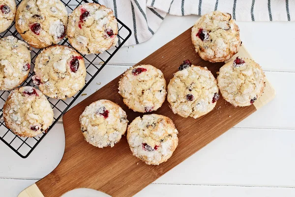 Muffins Cranberry Frescos Esfriando Rack Padaria Uma Placa Corte Madeira — Fotografia de Stock