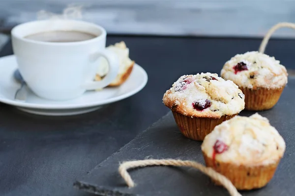 Preiselbeermuffins Auf Einem Schieferteller Mit Offenem Muffin Mit Butter Und — Stockfoto