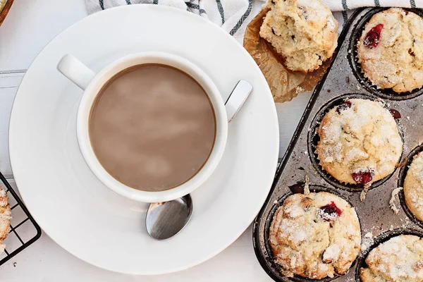 Kaffee Und Preiselbeermuffins Bild Von Oben Aufgenommen — Stockfoto