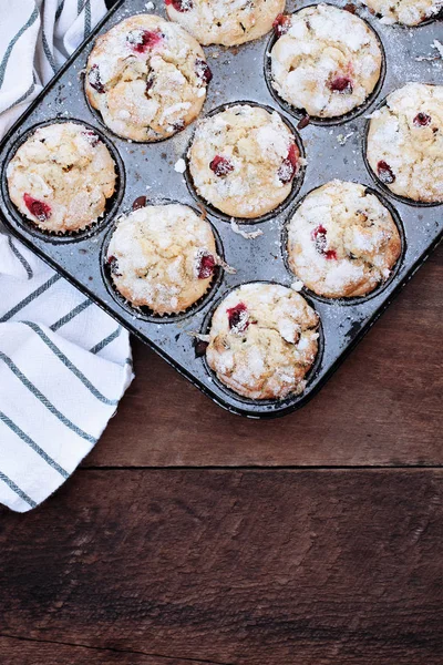 Cranberry Muffins Een Muffin Trommeltje Met Keuken Handdoek Een Rustieke — Stockfoto