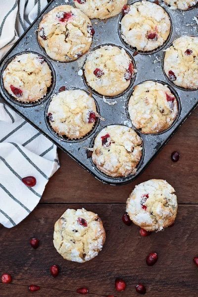 Muffins Arando Uma Lata Muffin Com Toalha Cozinha Sobre Fundo — Fotografia de Stock