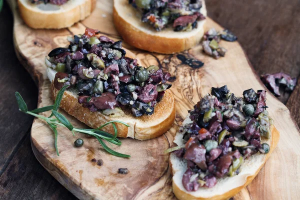 Yapımı Karışık Zeytin Tapenade Yapılan Sarımsak Kapari Zeytin Yağı Kalamata — Stok fotoğraf