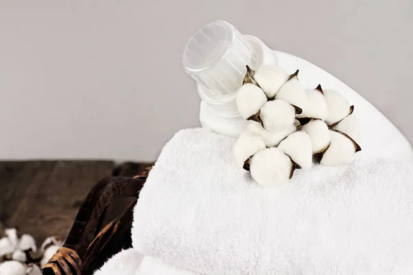 Wasmand Vol Witte Donzige Handdoeken Katoen Bloemen Een Fles Vloeibare — Stockfoto