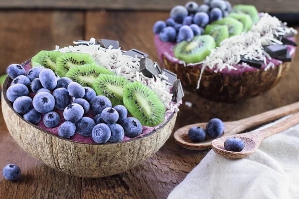 Acai Smoothie Bowl Fresh Kiwi Frozen Blueberries Organic Coconut Dark — Stock Photo, Image