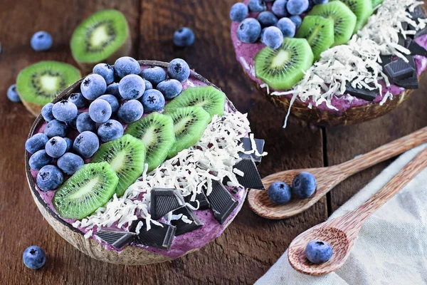 Tazón Batido Acai Con Kiwi Fresco Arándanos Congelados Coco Orgánico — Foto de Stock