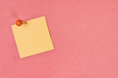 Boş sarı not pad kağıt üzerinde mercan rengi arka plan metin için boş alan ile. Yukarıdaki görüntü.