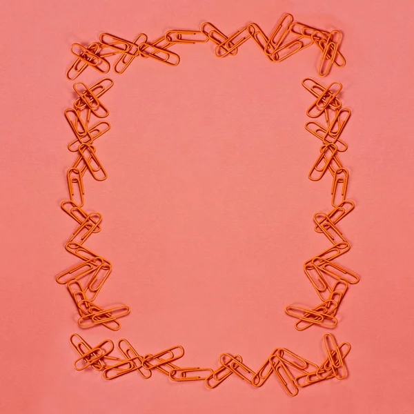 Oranje Paperclip Frame Koraal Kleur Papier Achtergrond Met Vrije Ruimte — Stockfoto