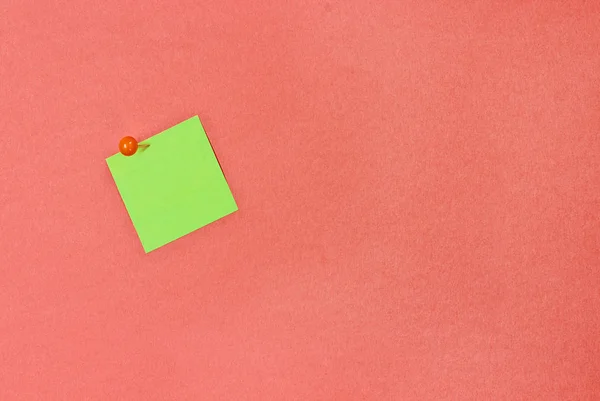 空白绿色笔记垫纸在珊瑚颜色背景与文本的自由空间 从上面拍摄的图像 — 图库照片