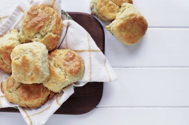 Taze ayran Güney bisküvi veya çörek beyaz bir tablo üzerinde yukarıdan vurdu. Üstten görünüm.