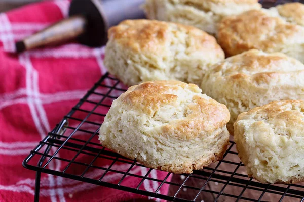Freshly Baked Buttermilk Southern Biscuits Scones Scratch Cooling Cooling Rack — Stock Photo, Image