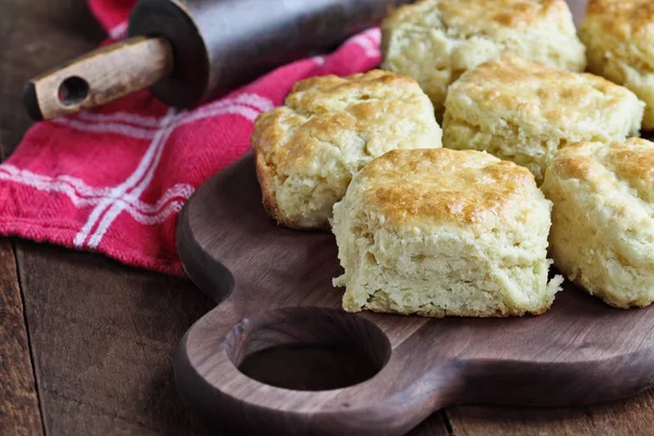 Biscoitos Scones Sul Leitelho Recém Assados Zero Sobre Tábua Corte — Fotografia de Stock