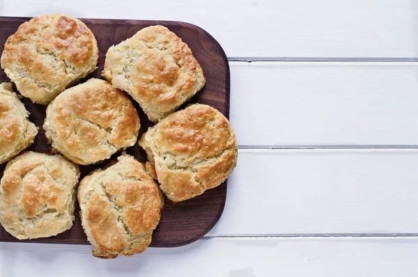 Färsk Kärnmjölk Södra Kex Eller Scones Över Ett Vitt Bord — Stockfoto