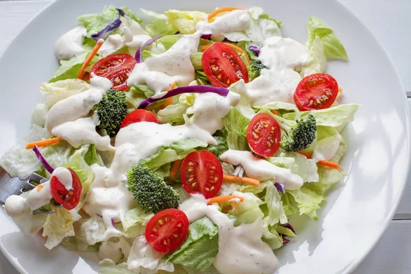 Plaat Van Zelfgemaakte Verse Salade Met Karnemelk Ranch Dressing Tomaten — Stockfoto