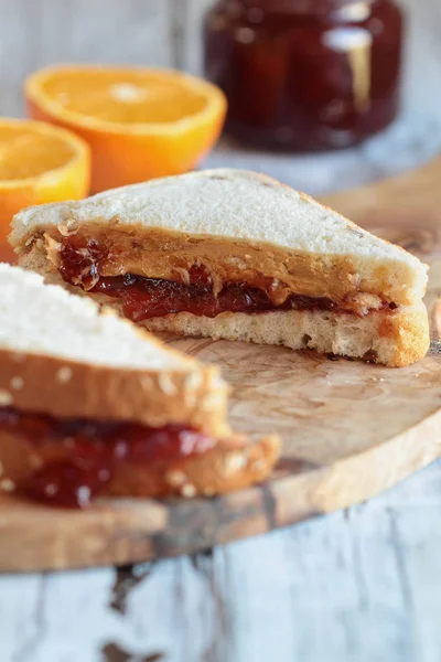 Hausgemachte Erdnussbutter Scheiben Geschnitten Und Gelee Sandwich Auf Haferbrot Über — Stockfoto