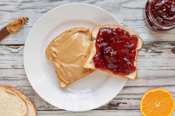 Ovanifrån Öppen Ansikte Hemmagjord Jordnötssmör Och Strawberry Jelly Smörgås Havrebröd — Stockfoto