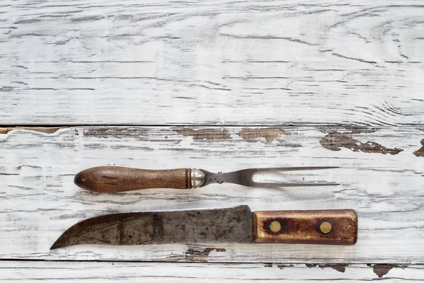 Αντίκες πιρούνι το κρέας και του χασάπη μαχαίρι σε λευκό φόντο — Φωτογραφία Αρχείου