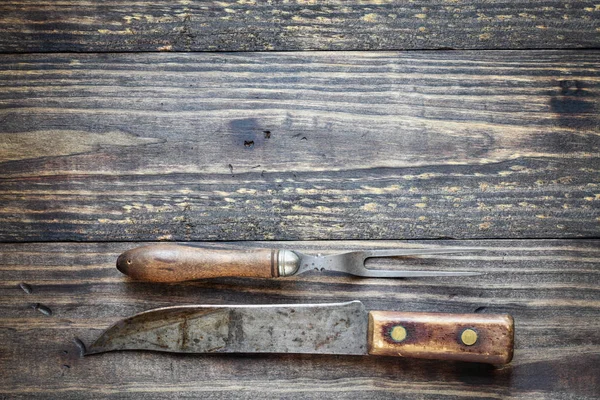 Tenedor de carne antigua y cuchillo de carnicero — Foto de Stock