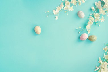 Pastel Paskalya yumurtaları ve çiçekler arka plan