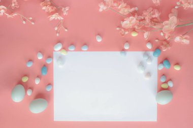 Pastel Paskalya yumurta Malt şeker boş kartı ve çiçekler üzerinde bir Cora