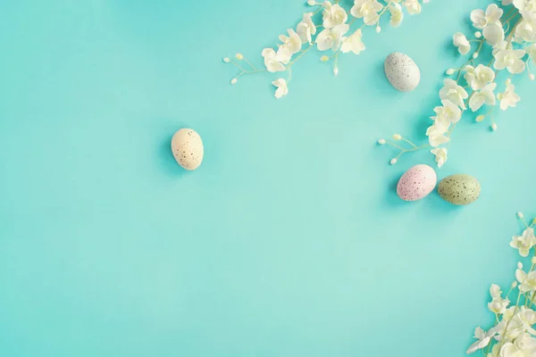 Pastel Easter Eggs and Flowers Background — Stock Photo, Image