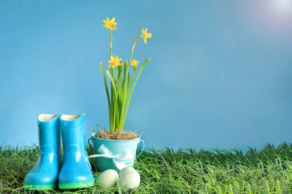 Easter Eggs with Daffodils and Rubber Rain Boots — Stock Photo, Image