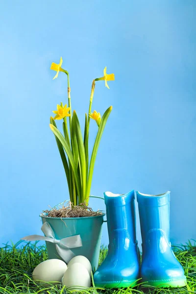Easter Eggs with Daffodils and Rain Boots — Stock Photo, Image