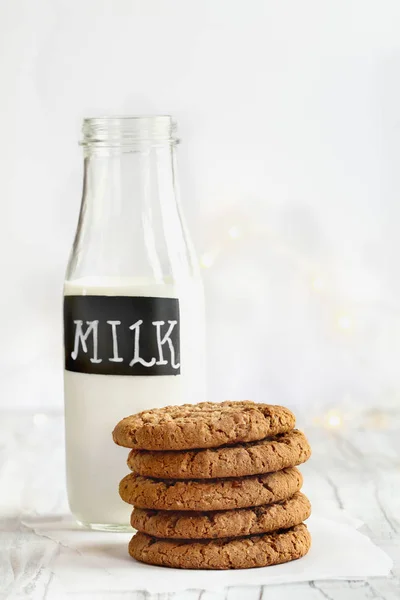 Pila de galletas de avena con vaso de leche — Foto de Stock