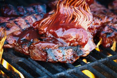 Kemiksiz sığır kaburga barbekü sosu ile alevler üzerinde ızgara 