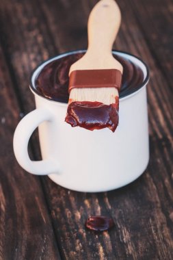 Bir Rustik Ahşap Arka Plan Ta üzerinde ucunda Sos ile Barbekü Fırça