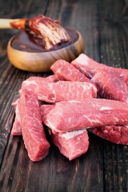 Barbekü Soslu Çiğ Dana Kaburga ve Sos Paspas 