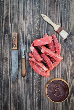 Ahşap Arka Plan üzerinde Barbekü Sos ve Fırça ile Ham Beef Kaburga
