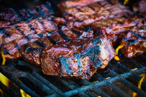 BBQ nötkött revben på hot grill — Stockfoto