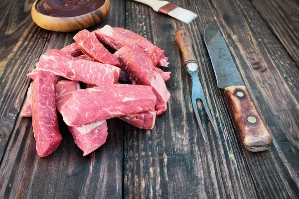 Куча говяжьих рёбер с вилами и мясным ножом — стоковое фото