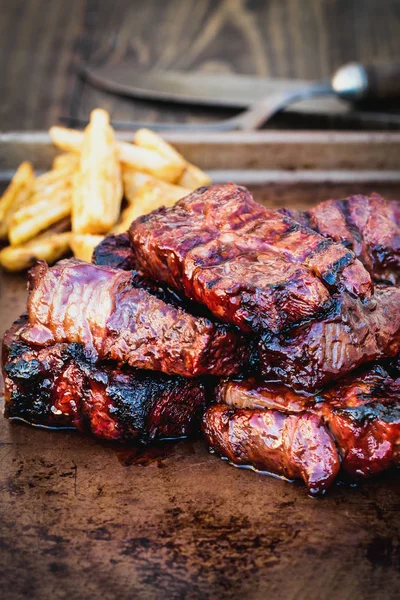 BBQ hovězí žebra s bramborovými hranolkami — Stock fotografie