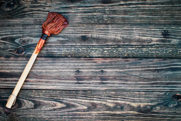 Barbacoa Cepillo o fregona con salsa sobre un fondo de madera — Foto de Stock