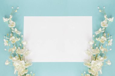 Anneler gün veya mavi üzerinde düğün çiçek kartı